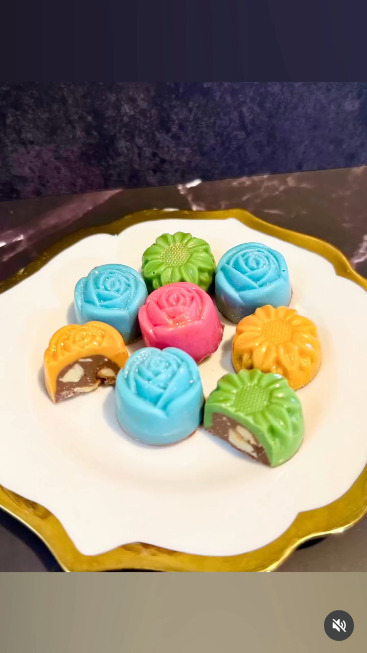 Wedding favor chocolates with floral tie